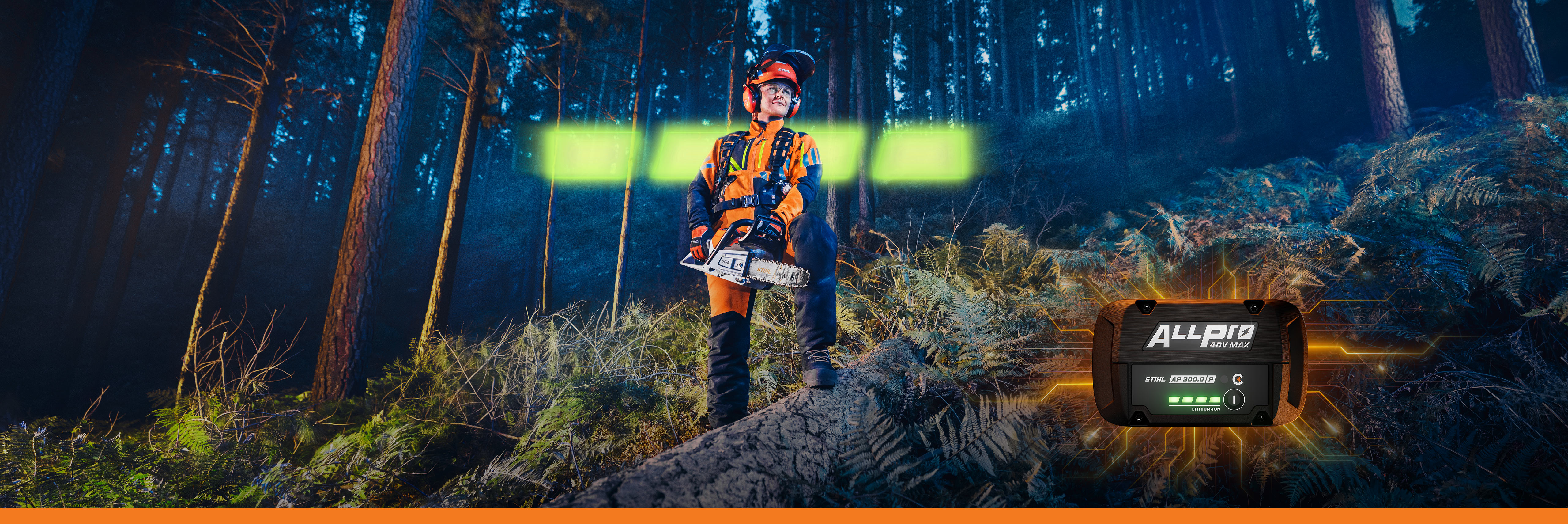 Kvinne som står på en stokk i skogen og holder den batteridrevne motorsagen STIHL MSA 260, med et grafisk batterielement og en enhet fra STIHLs batterisystem ALLPRO.  