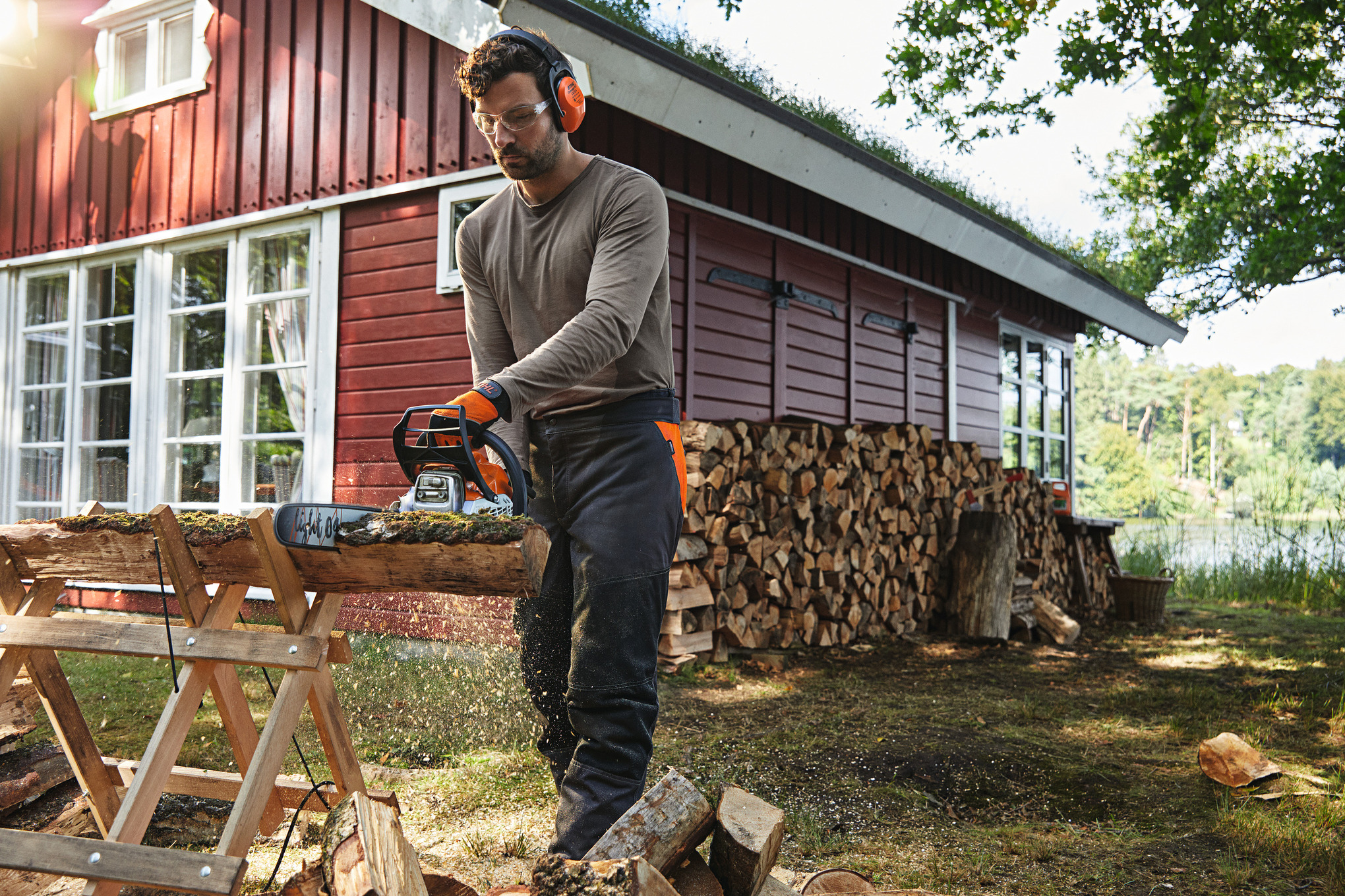 Mann med motorsag