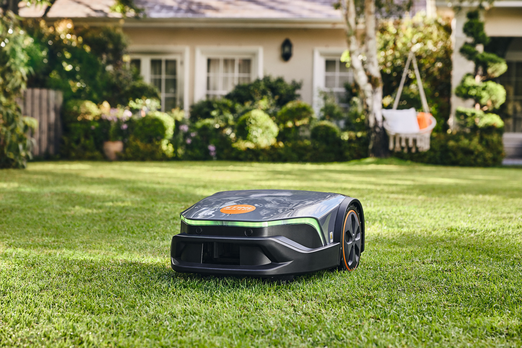En STIHL iMOW® robotgressklipper på en gressplen i hagen