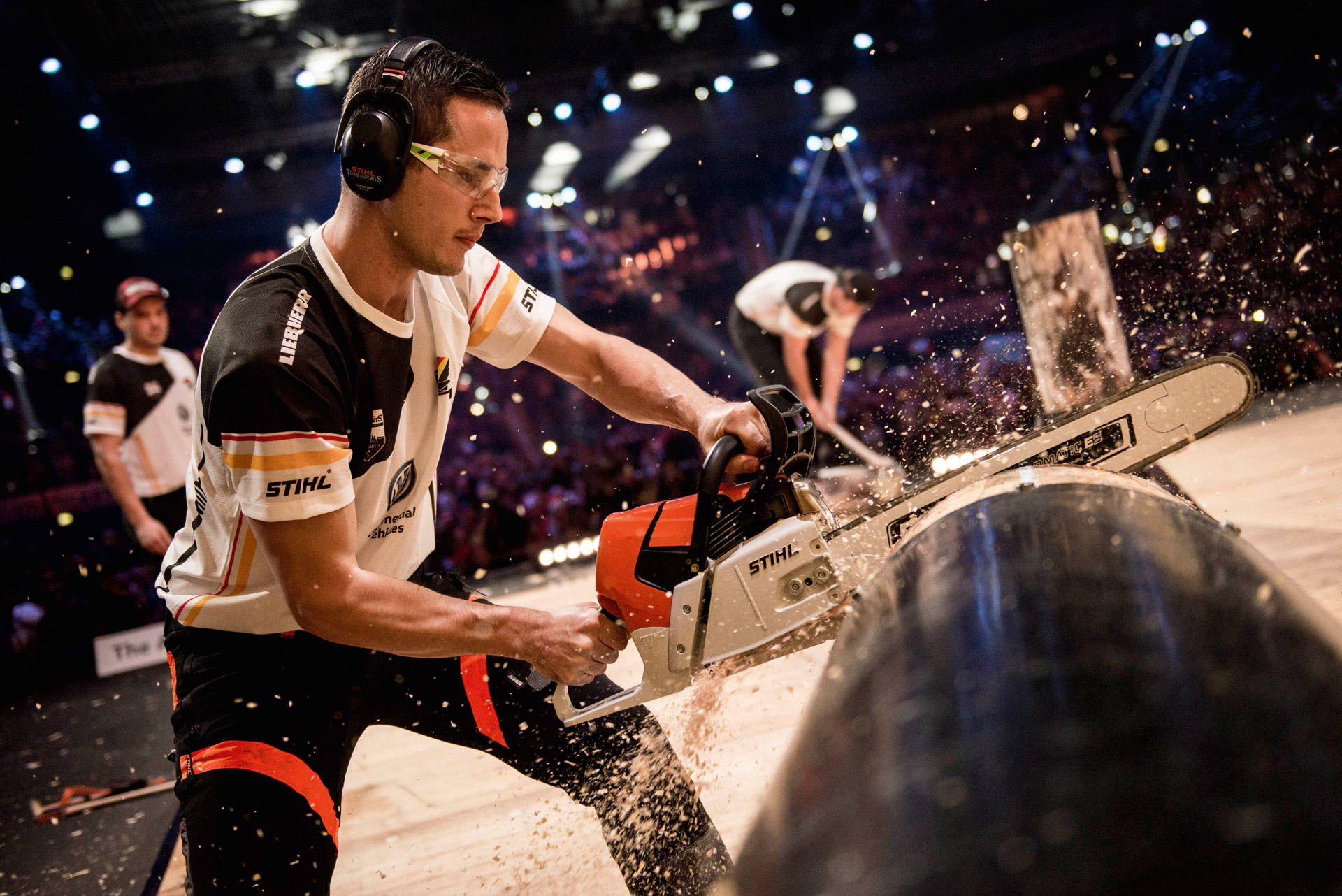 Konkurrerende tømmerhoggere under verdensmesterskapet i STIHL TIMBERSPORTS®-serien i Stuttgart i Tyskland.