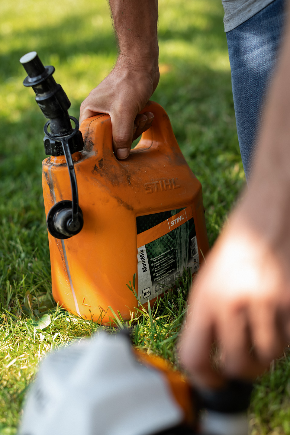 STIHL MotoMix drivstoff til ryddesag i oransje kanne