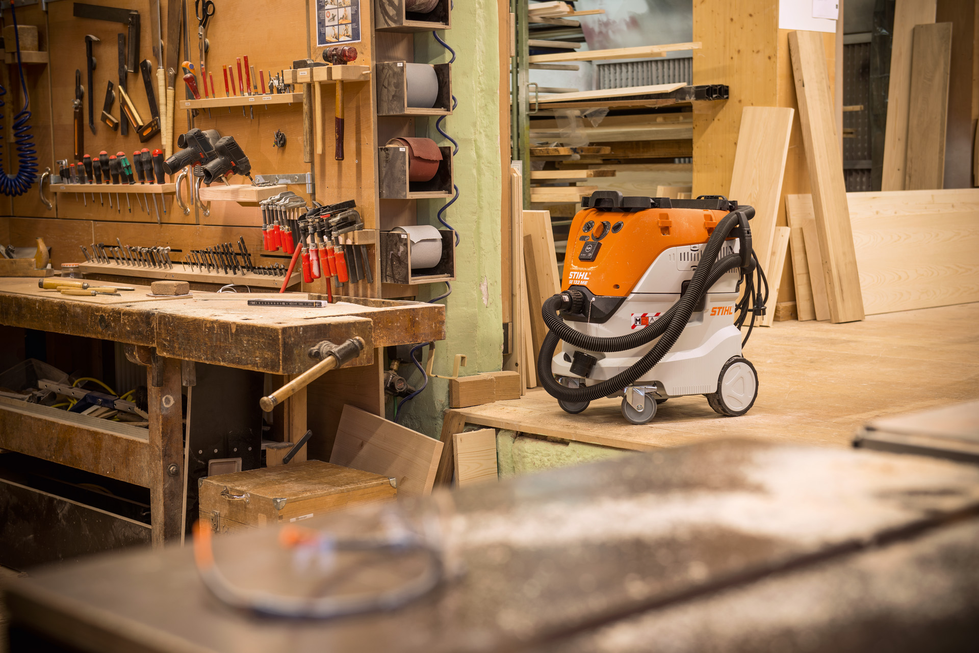 STIHL SE 133 ME våt- og tørrstøvsuger på et verksted