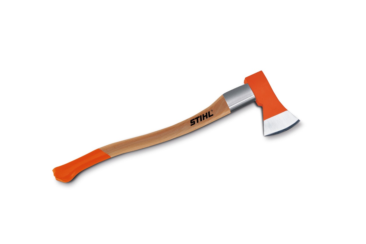 STIHL AX 16 skogsøks mot hvit bakgrunn