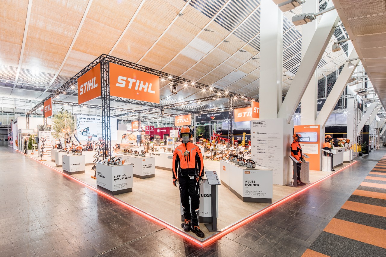 STIHL messestand med motorsager og personlig verneutstyr