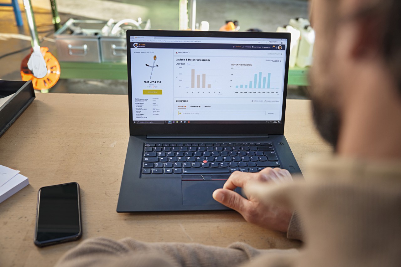 En person som bruker STIHL Connected-portalen på en bærbar PC for å vise ulike data om elektroverktøy. 