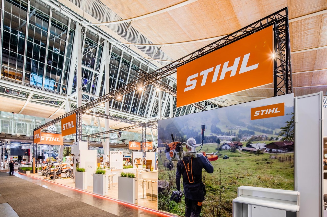 STIHL messestand med motorsager og personlig verneutstyr