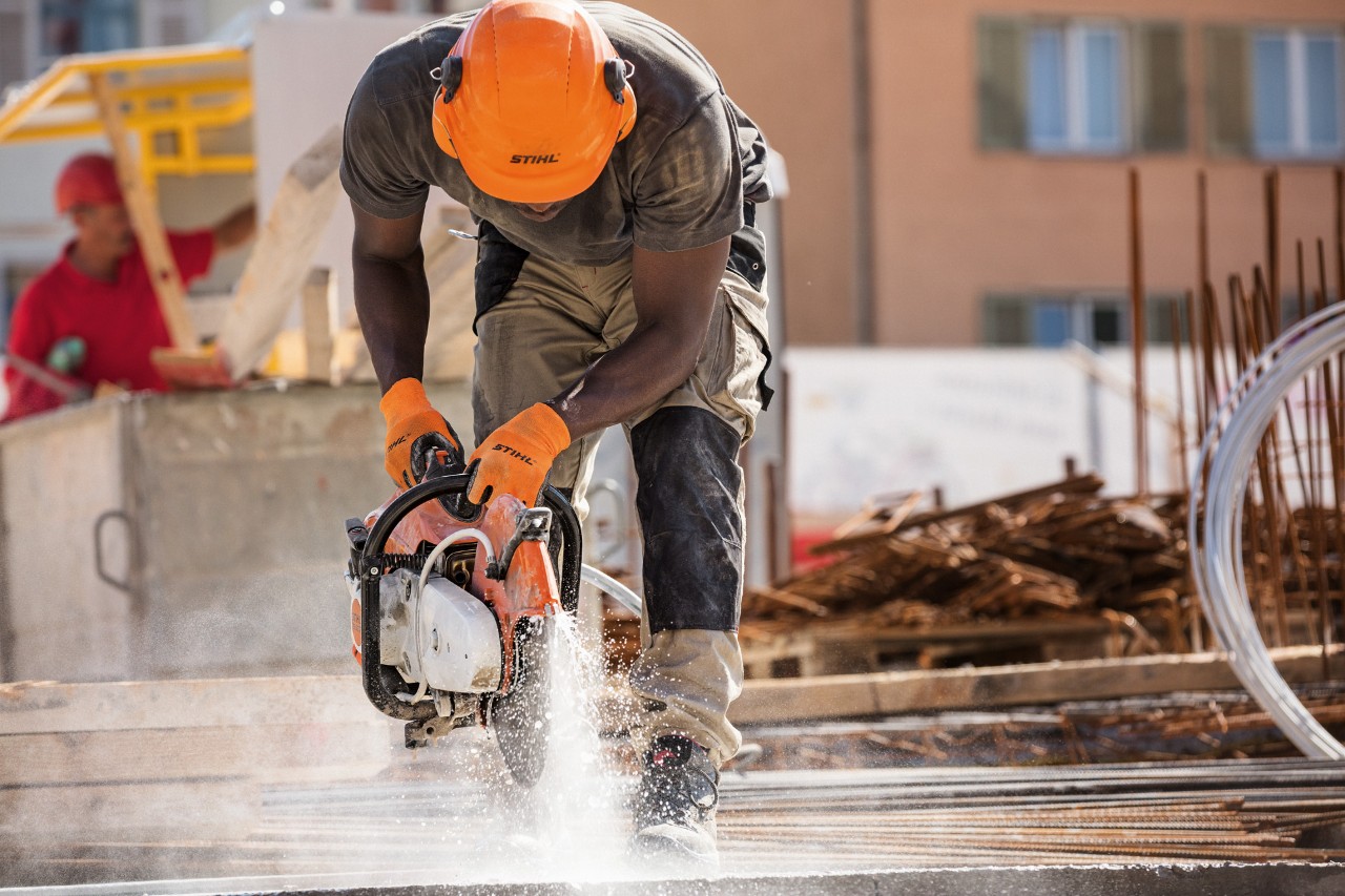 En mann som arbeider på en byggeplass med en STIHL TS 500i kappemaskin