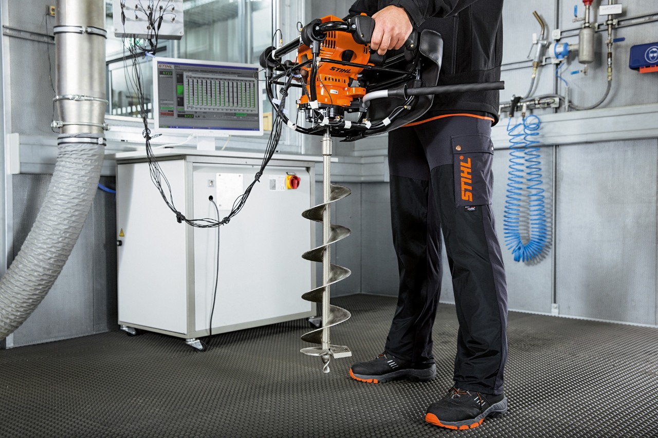 Et STIHL elektroverktøy testes for vibrasjonsbelastning