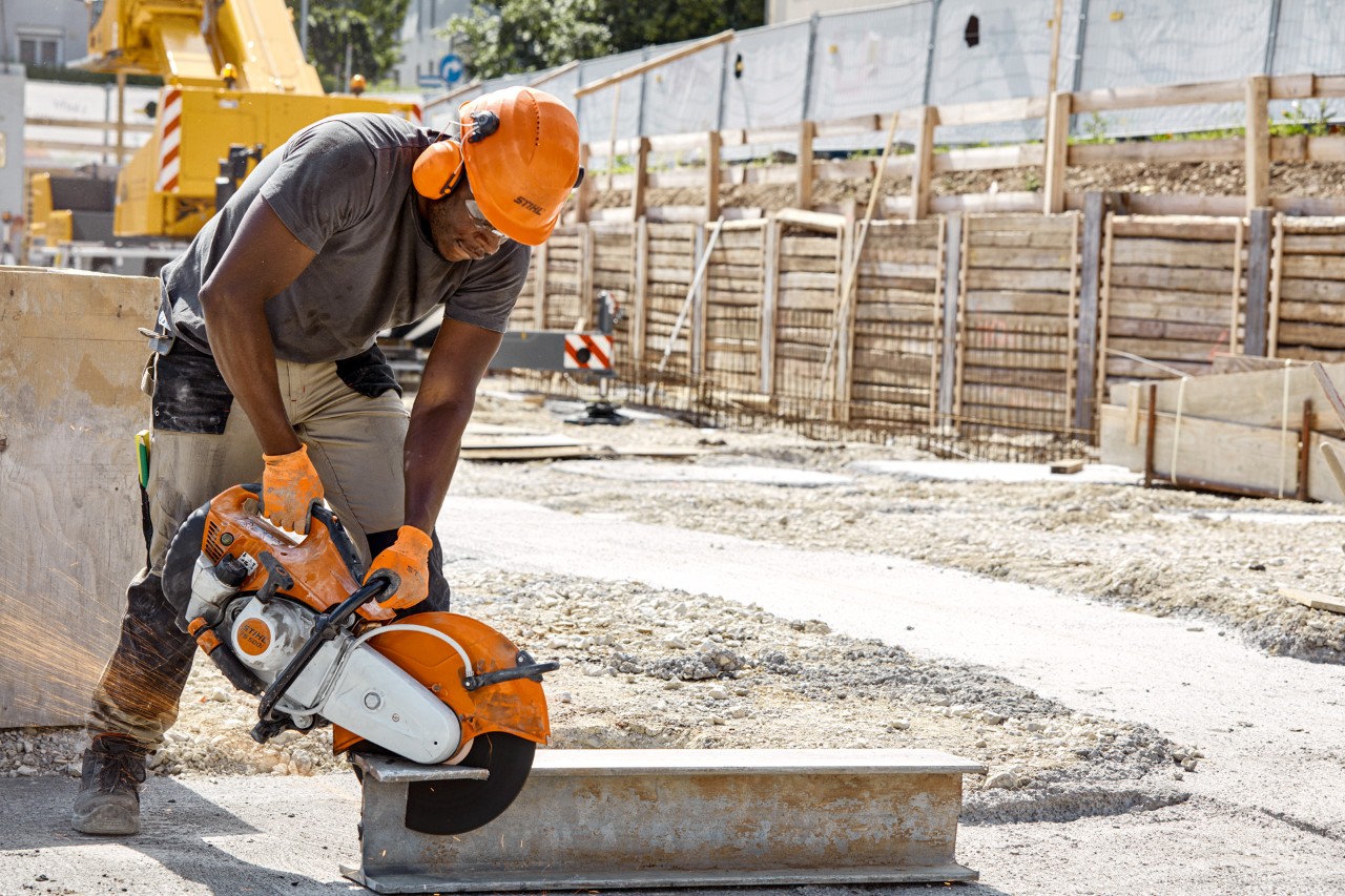 En mann som bruker en STIHL TS 500i kappemaskin med slipeskive på en byggeplass
