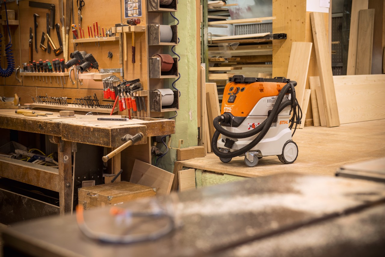 STIHL SE 133 ME våt- og tørrstøvsuger på et verksted
