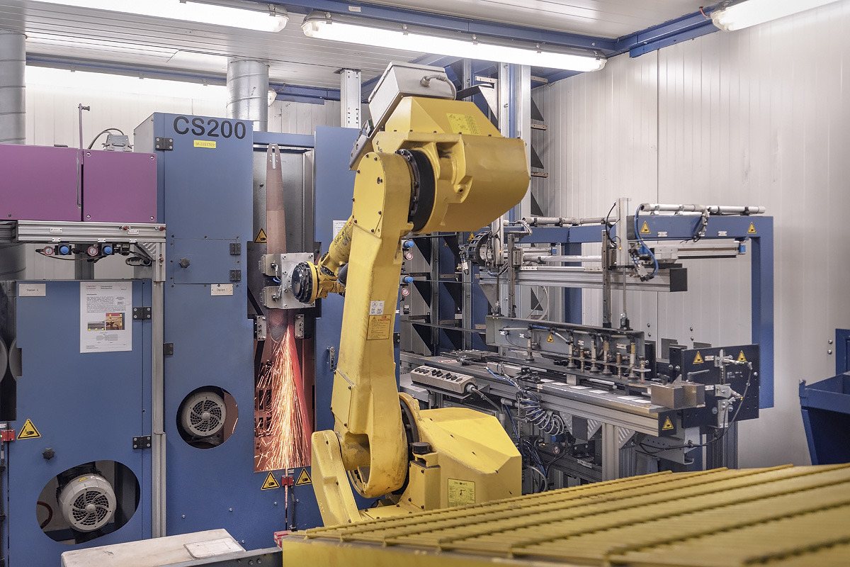 En maskin sliper materialovergangen helt presist