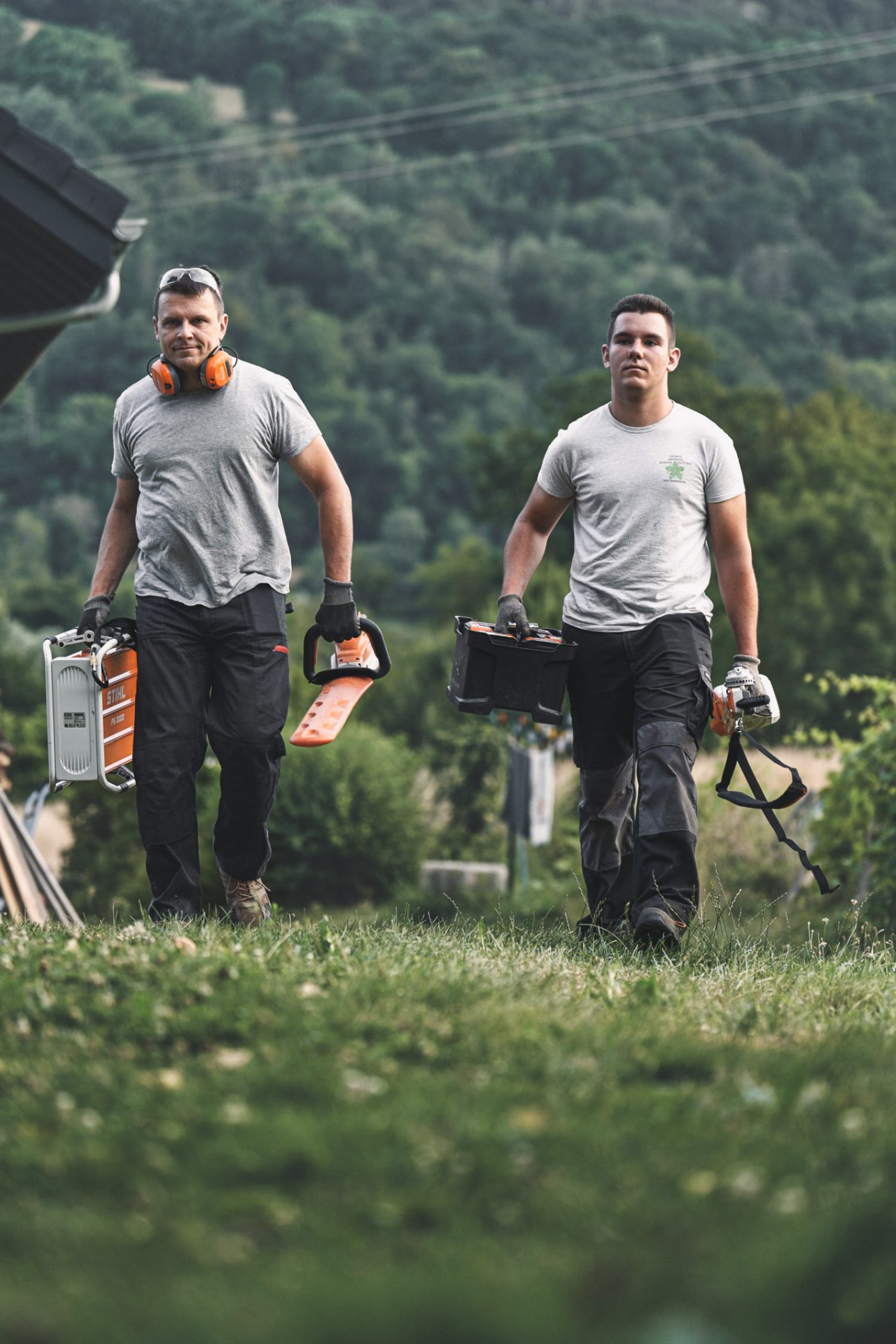 To fagfolk går gjennom en åker med STIHL batteriverktøy
