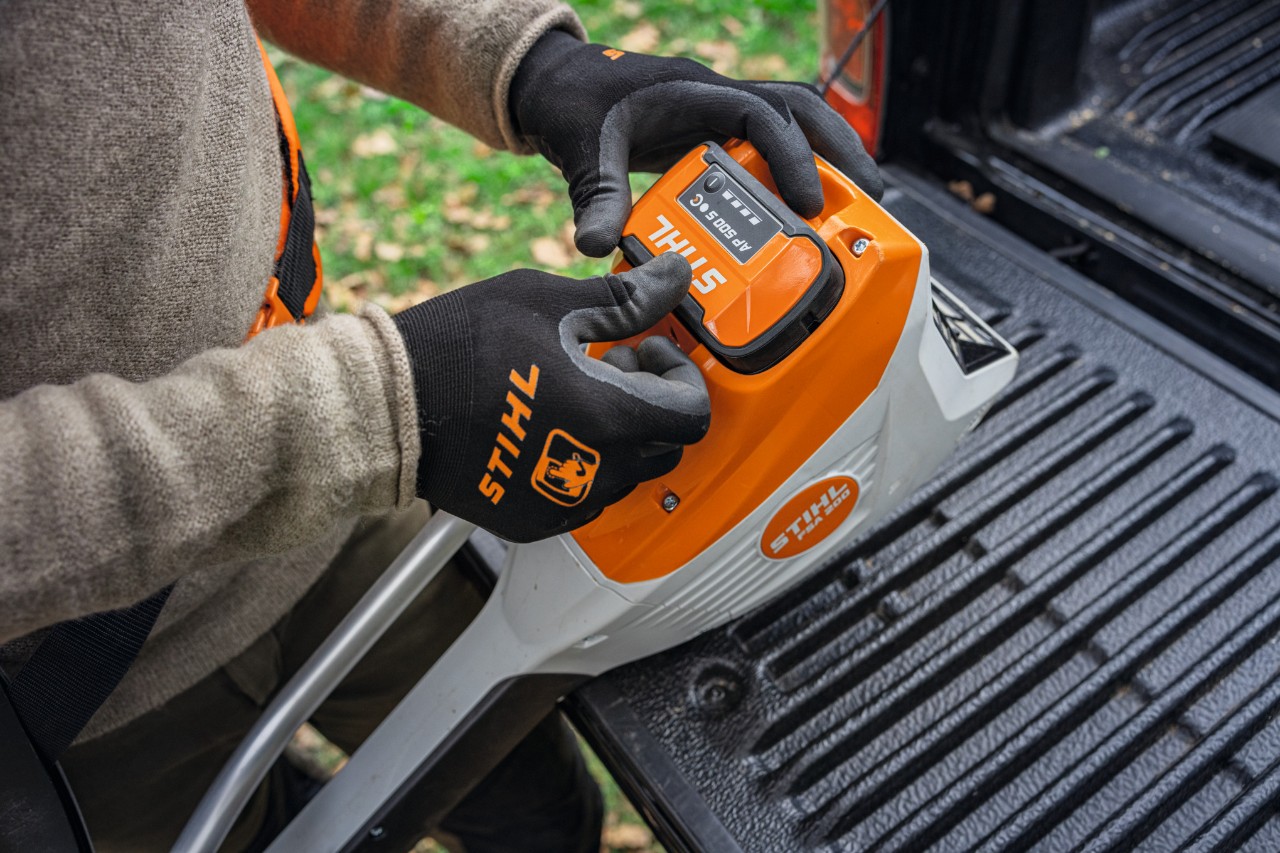 Sett batteriet STIHL AP 500 S inn i et verktøy