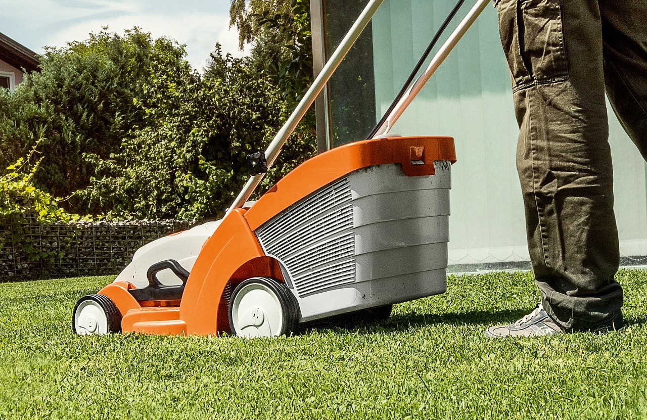 STIHL batteri-gressklipper RMA 339 på grønn plen