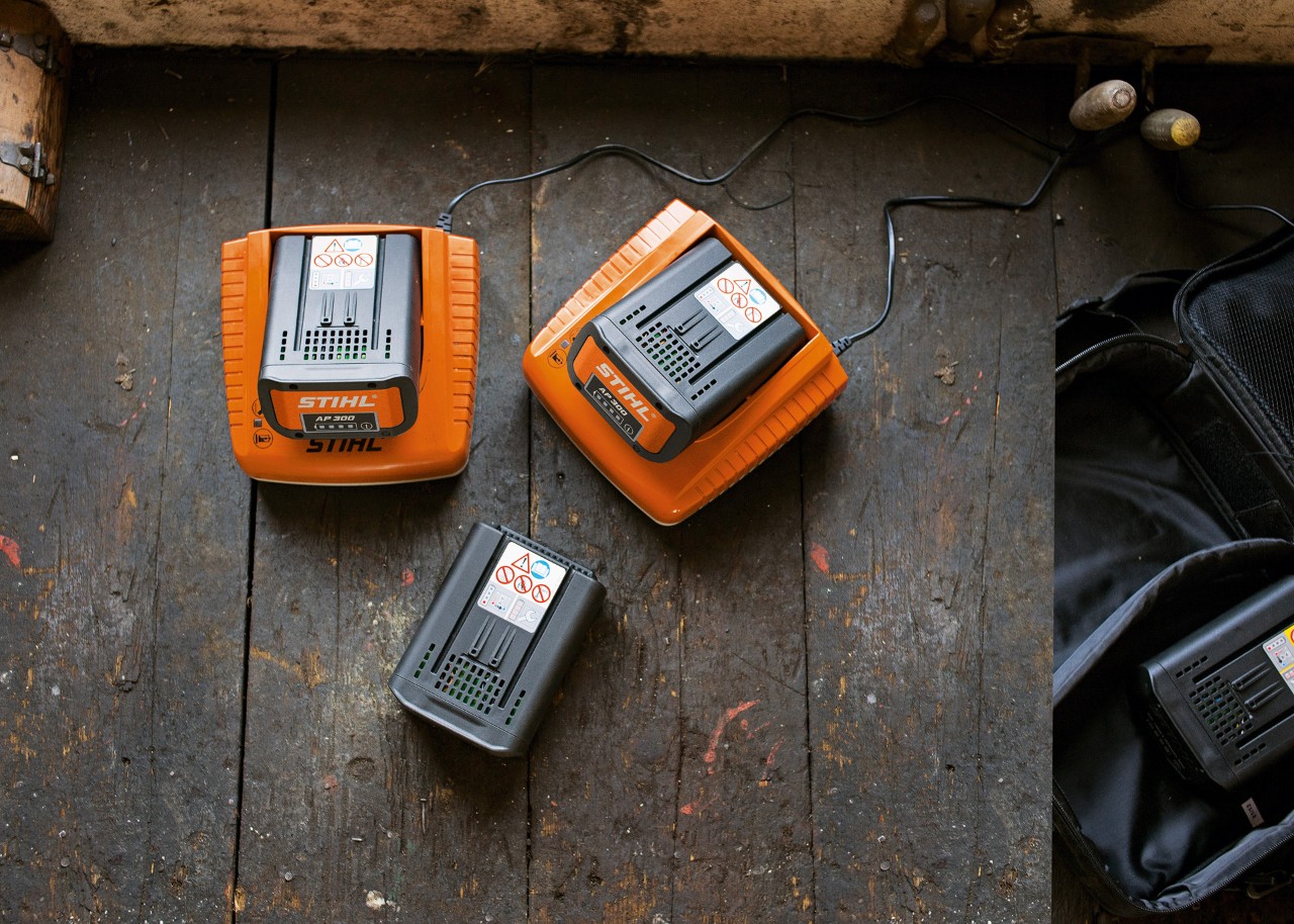 STIHL litiumionbatterier som lades