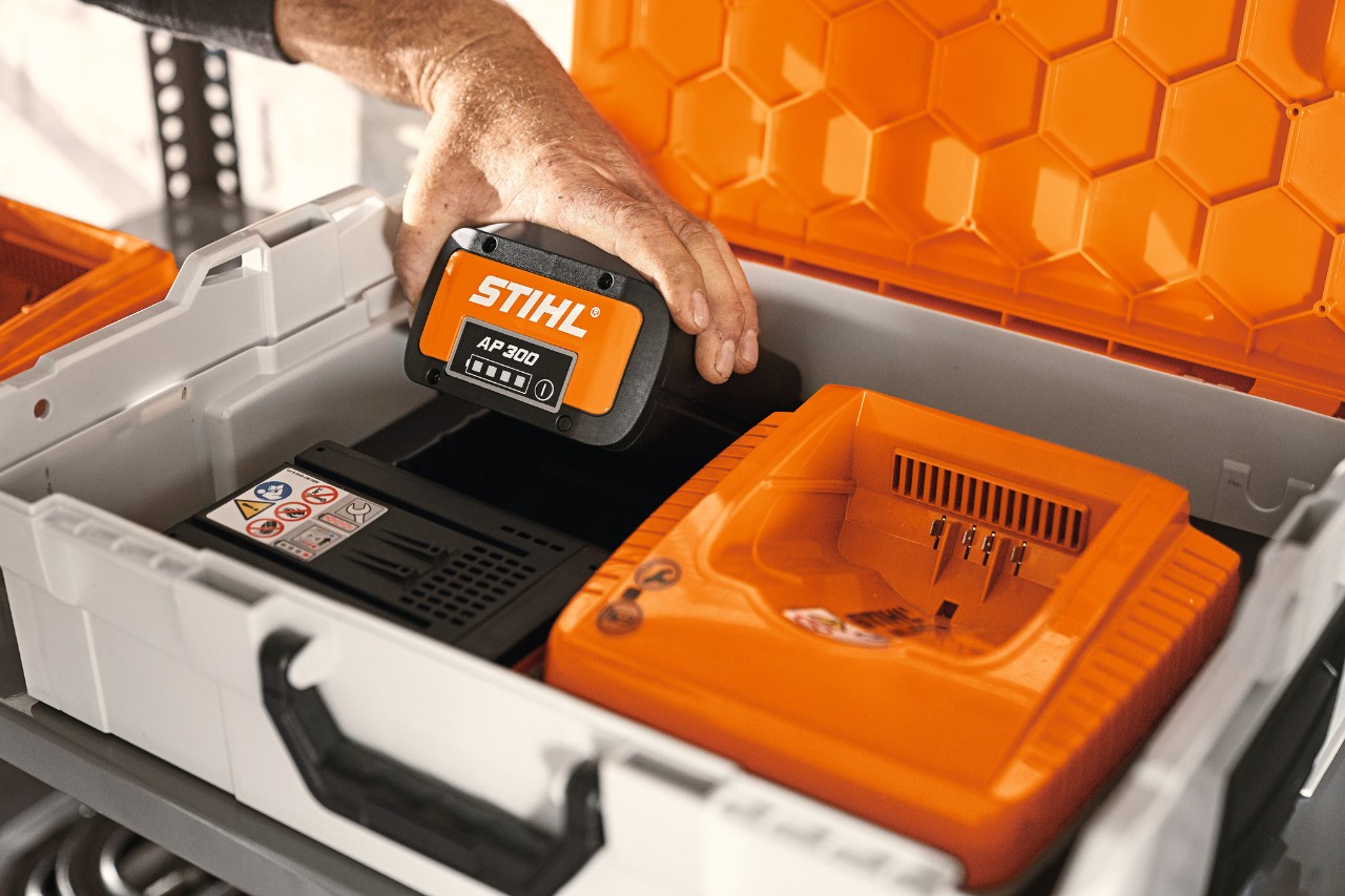STIHL batteriboks med AP 300 litiumionbatteri og lader