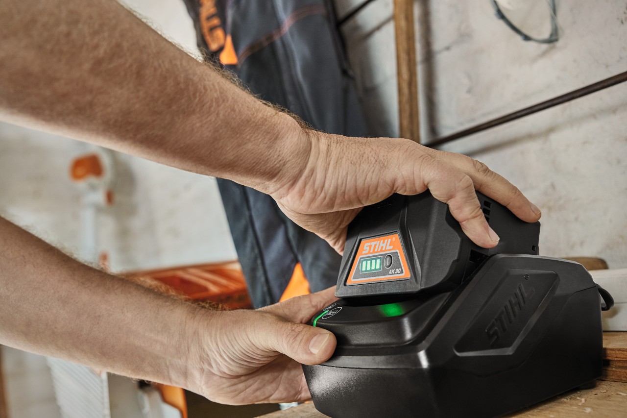 STIHL AK 30 litiumionbatteri lades i en ladestasjon