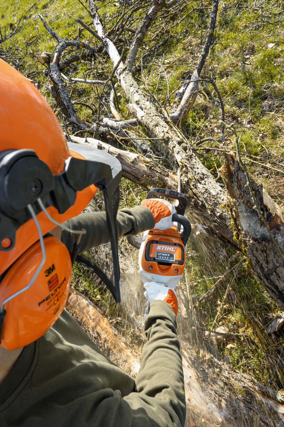 En STIHL MSA 220 C-B batteridrevet motorsag som brukes til å fjerne greiner fra en trestamme