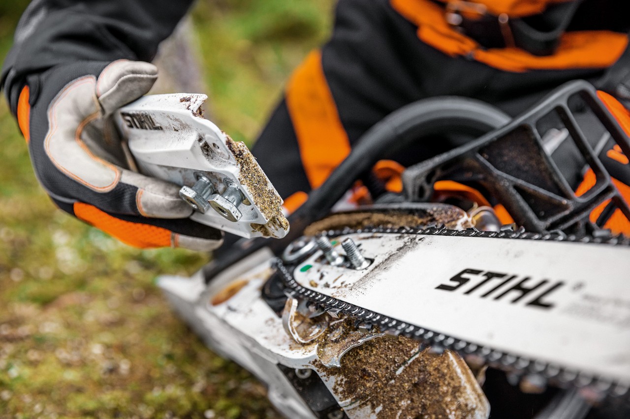 Vedlikehold av en STIHL MS 261 C-M bensindrevet motorsag