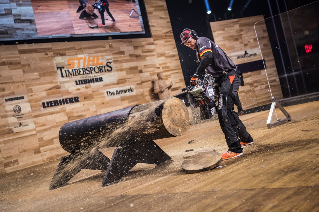 Sporty tømmerhogger på en scene ved STIHL TIMBERSPORTS® World Championship 2018 i Liverpool