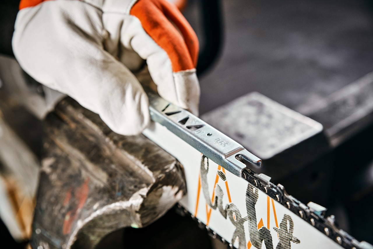 En filmåler brukes til å kontrollere dybdemålerinnstillingen på motorsagen