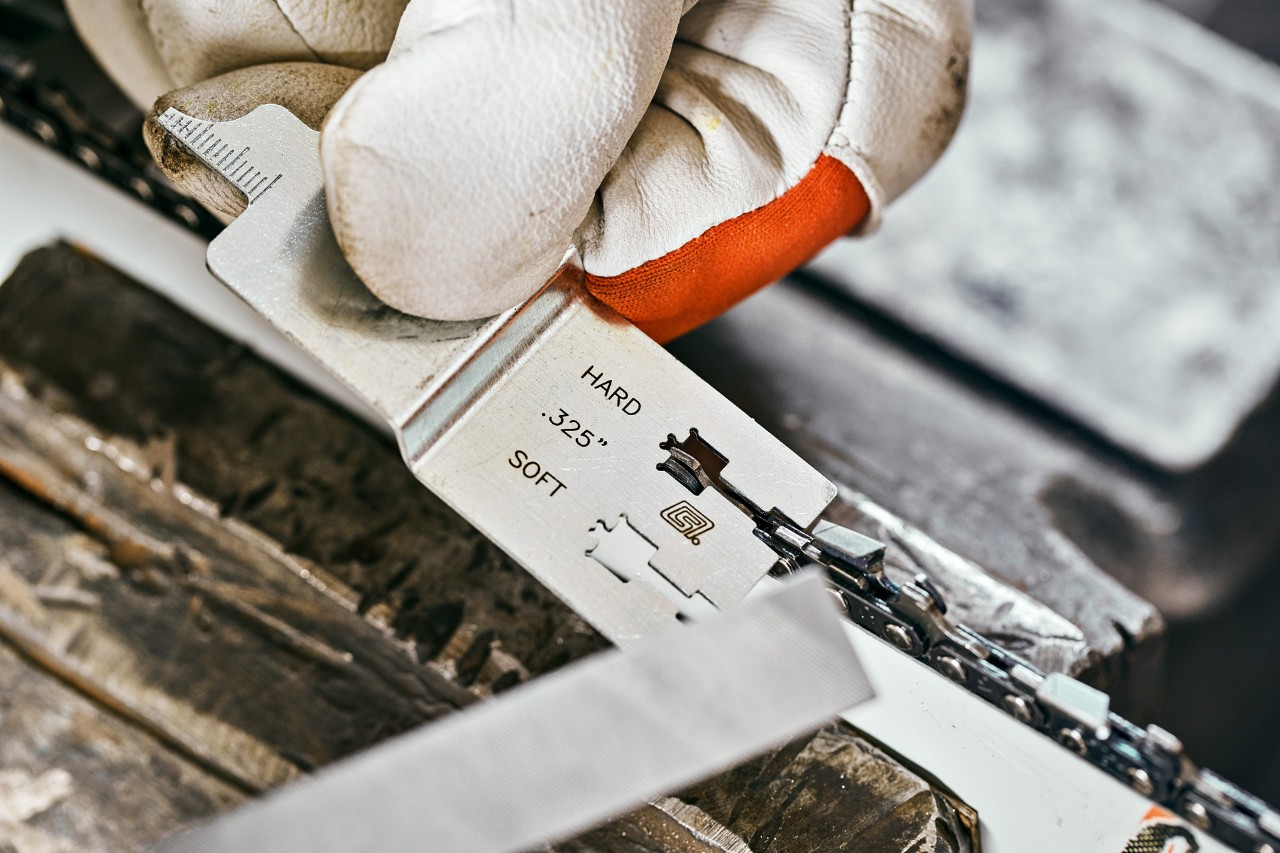 Bruk en filmåler når du skal justere dybdemåleren på et STIHL sagkjede