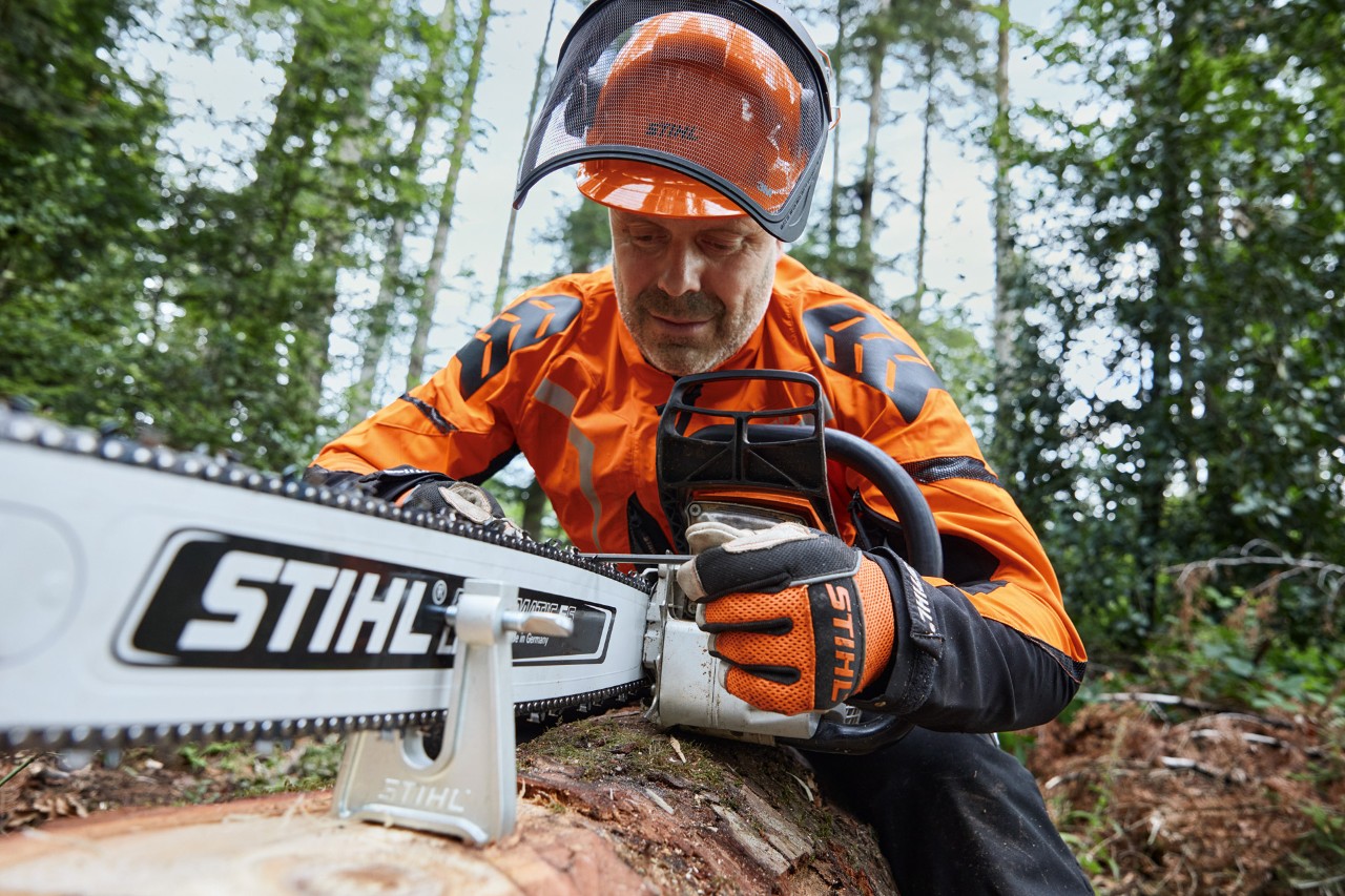 En mann sliper motorsagen STIHL Rapid HEXA med en sekskantfil