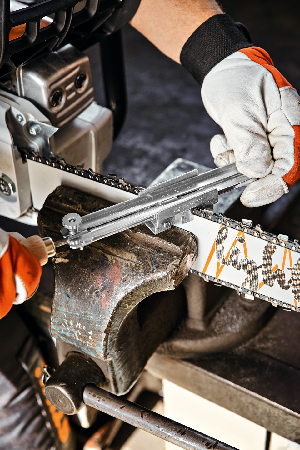 En person med STIHL filmal på et STIHL Light 04 sverd