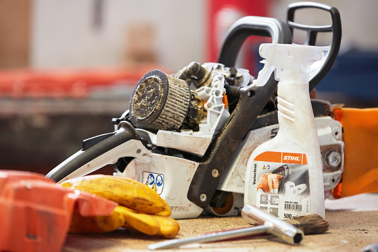 STIHL Varioclean rengjøringsmiddel ved siden av en STIHL motorsag på en arbeidsbenk