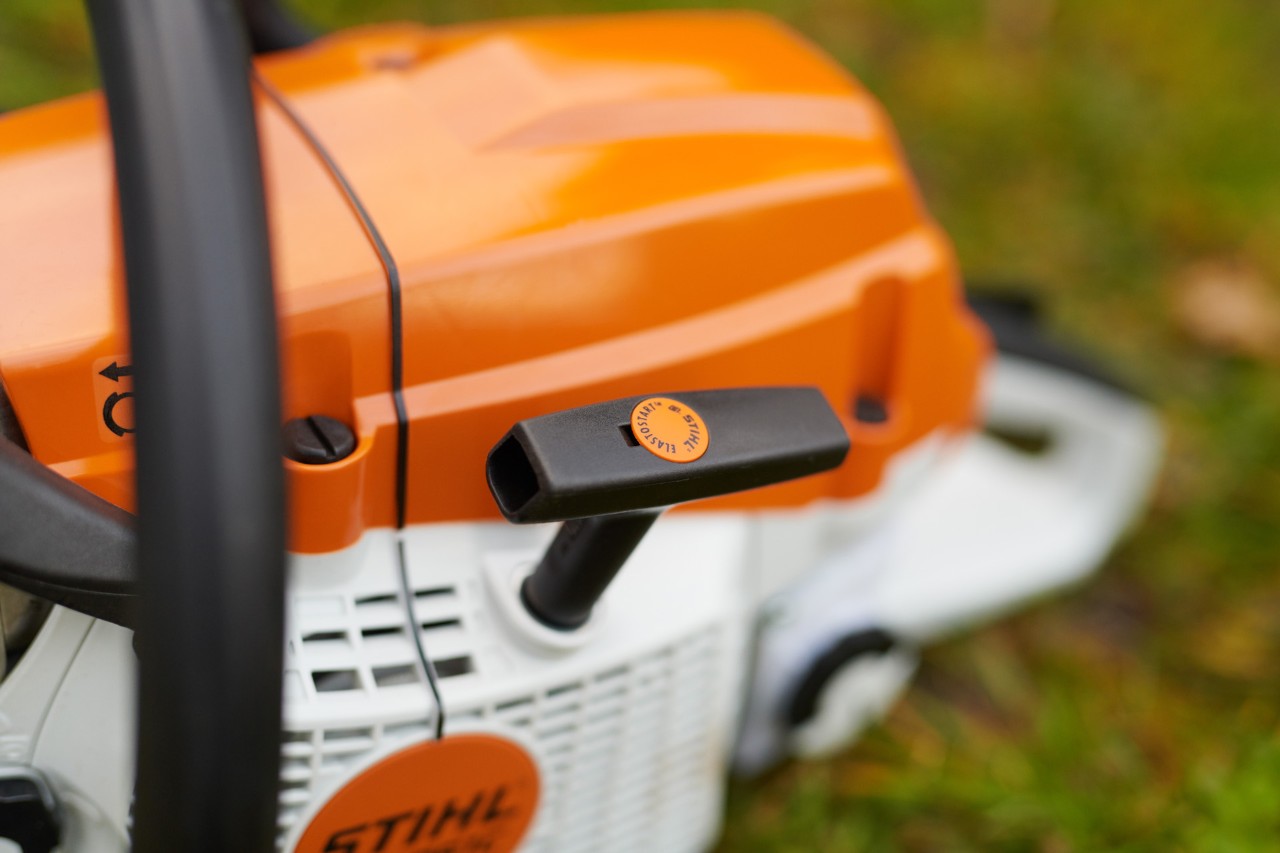 Nærbilde av starthåndtaket på en STIHL MS 261 C-M bensinmotorsag med M-Tronic og ElastoStart.