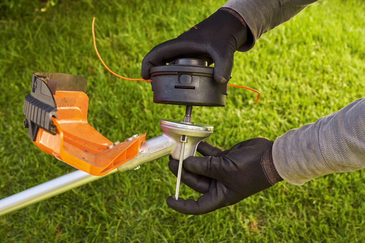Et STIHL reserve-gresstrimmerhode roteres på verktøyet