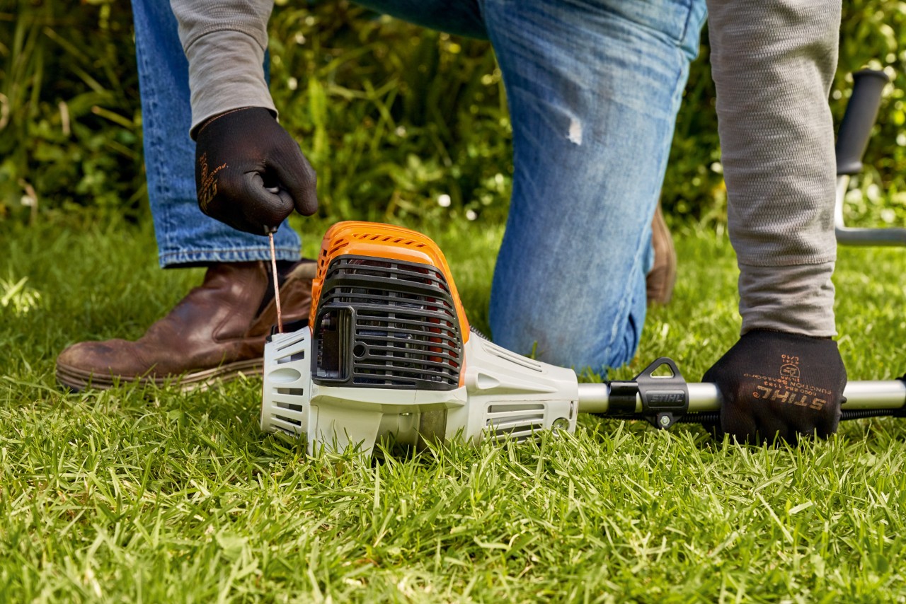 En mann som trekker i startsnoren til en STIHL FS 91 bensindrevet ryddesag 