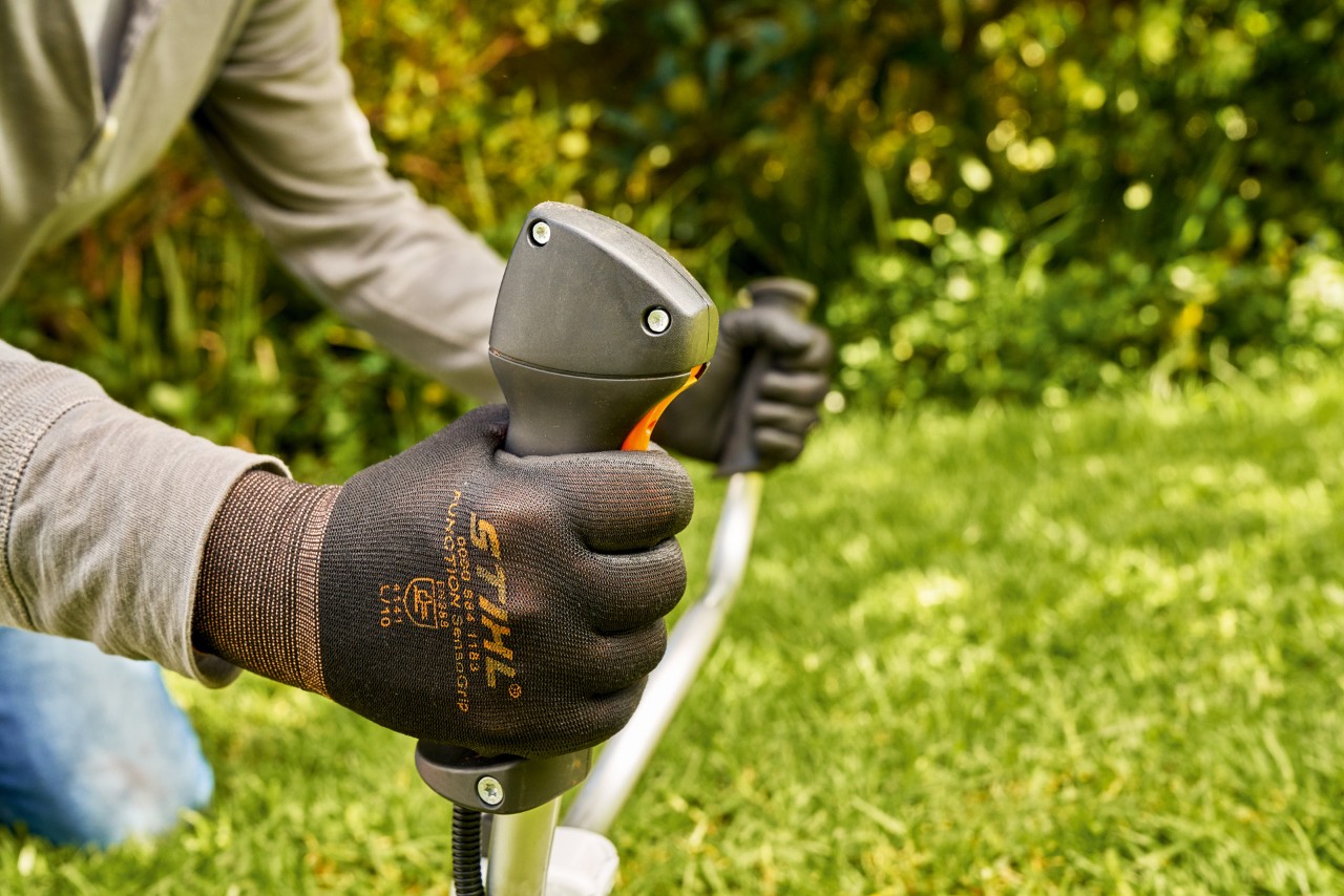 En mann starter motoren til STIHL FS 91 bensindrevet ryddesag for første gang