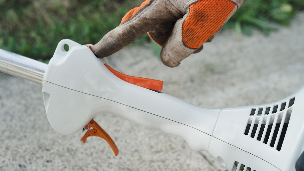 Aktivere stoppbryteren på STIHL FS 38 bensindrevet ryddesag