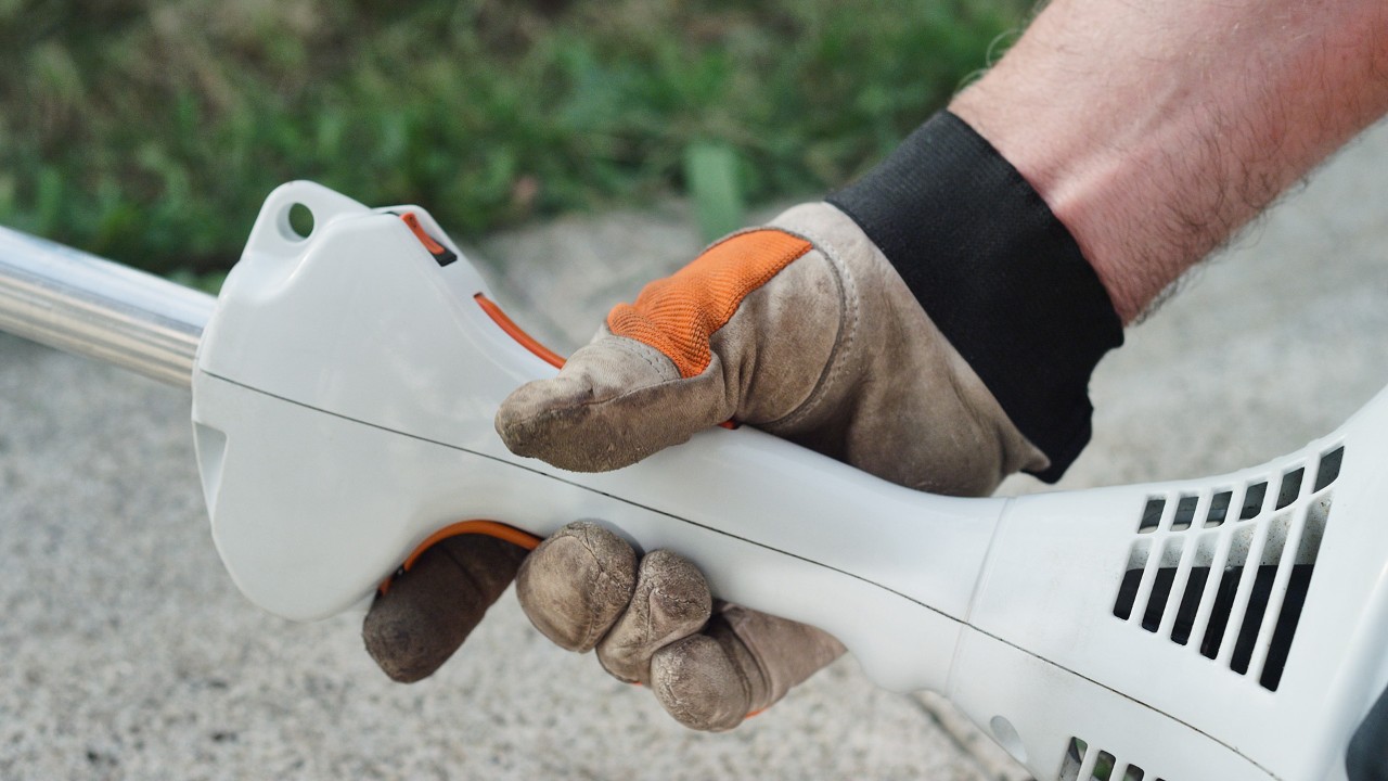 Gasspaken på STIHL FS 38 bensindrevet ryddesag går i lås