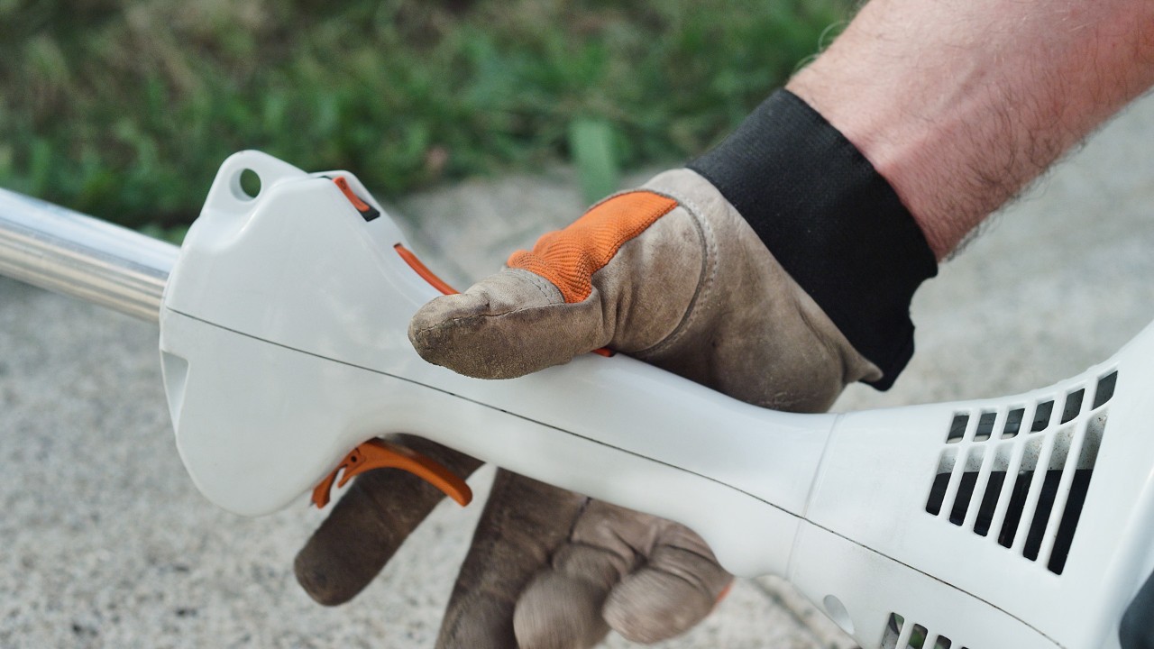STIHL FS 38 bensindrevet ryddesag i startposisjon