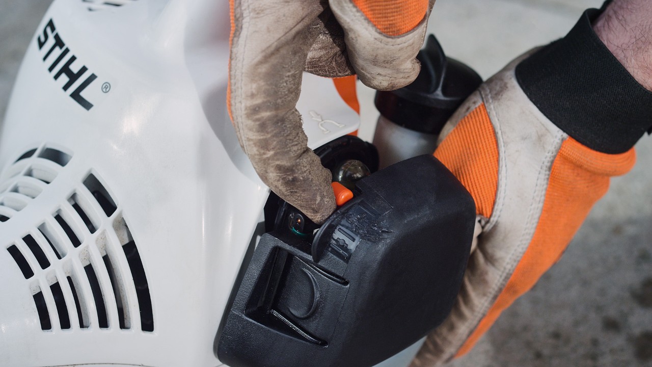 Aktivere chokespaken på en STIHL FS 38 bensindrevet ryddesag