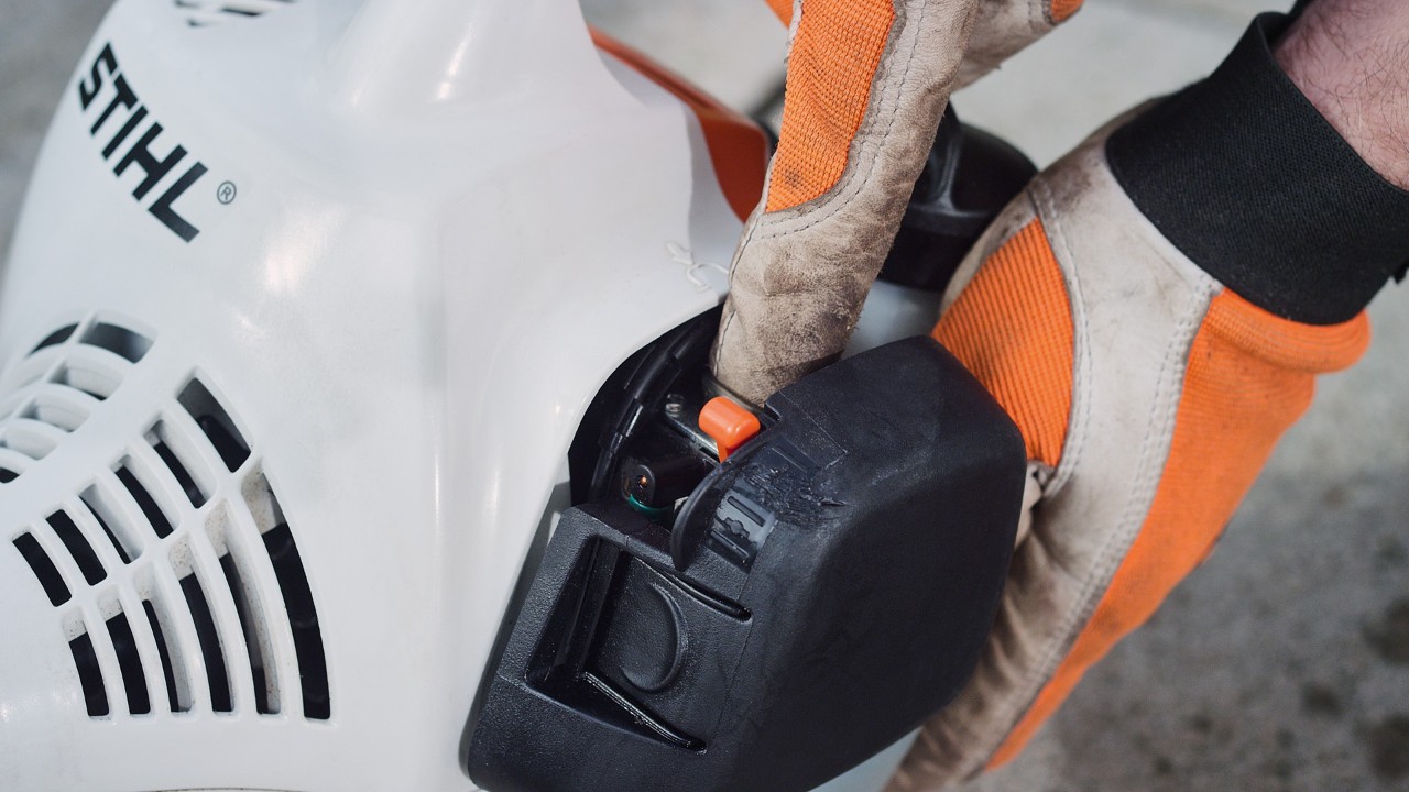 Trykk på drivstoffpumpen på en STIHL FS 38 bensindrevet ryddesag