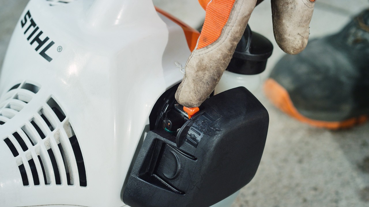 Åpne choken på STIHL FS 38 bensindrevet ryddesag