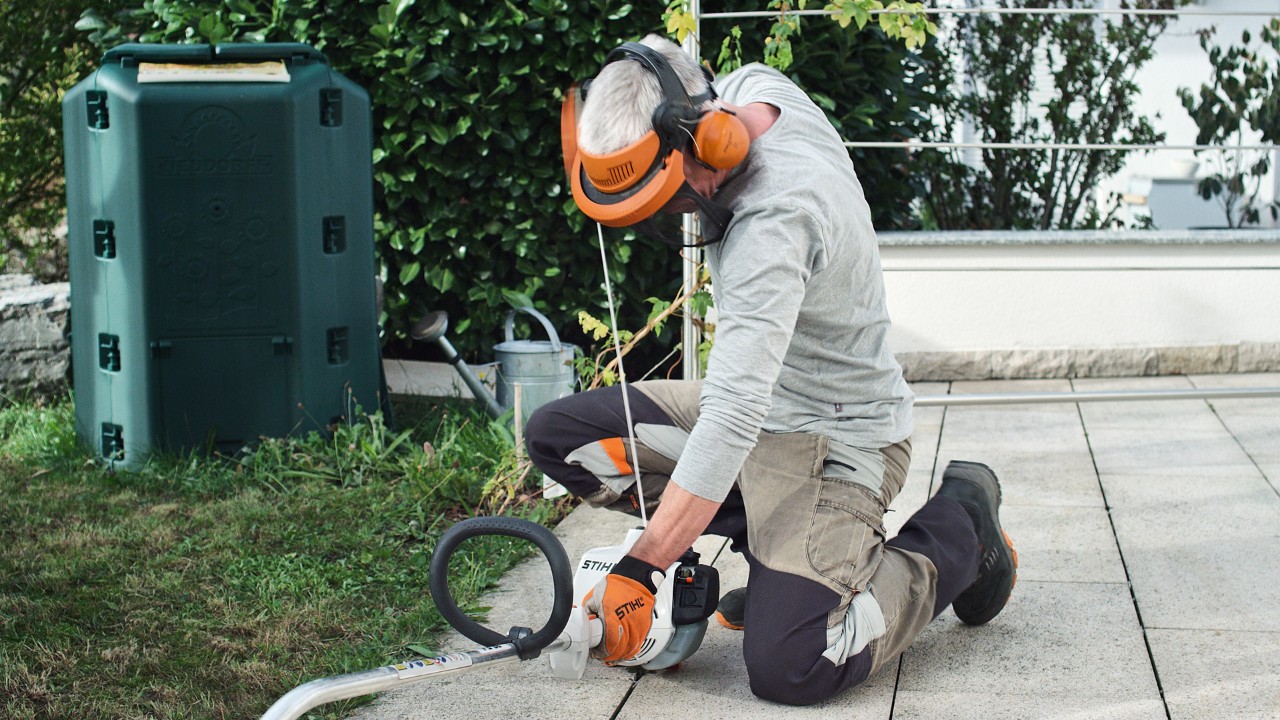 Person med verneklær som trekker i startsnoren til STIHL FS 38 bensindrevet ryddesag en gang til