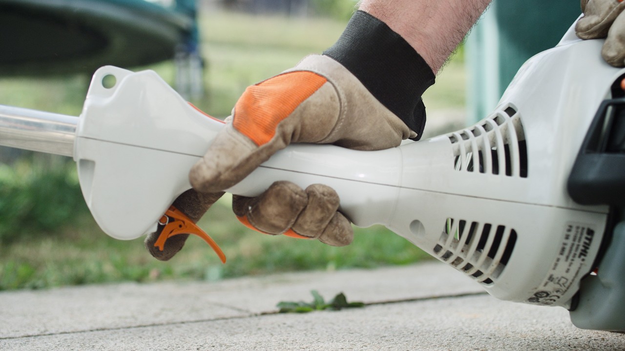 Trykk på gasspaken på STIHL FS 38 bensindrevet ryddesag