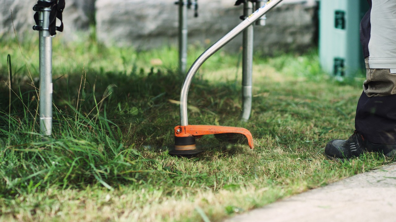 Bruke en STIHL FS 38 bensindrevet ryddesag til å trimme gresskanter