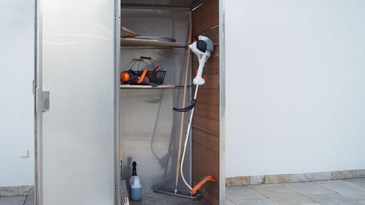 En STIHL FS 38 bensindrevet ryddesag bør oppbevares i et skap etter at den er slått av