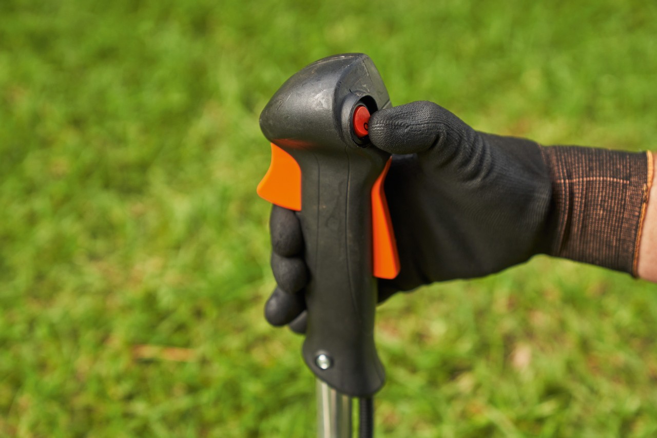 En mann slår av en STIHL FS 56 bensindrevet ryddesag