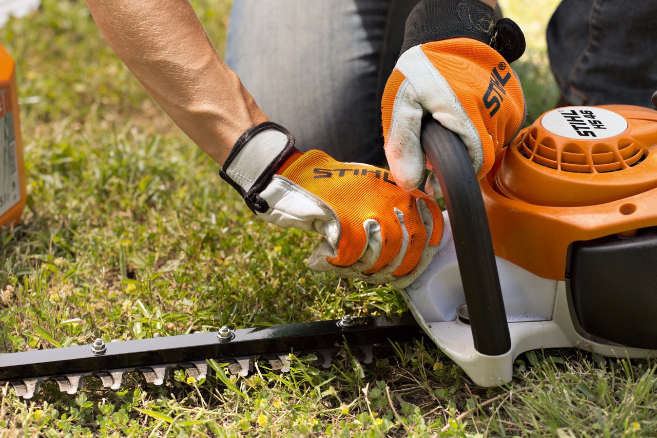 En STIHL HS 46 bensindrevet hekksaks rengjøres etter bruk