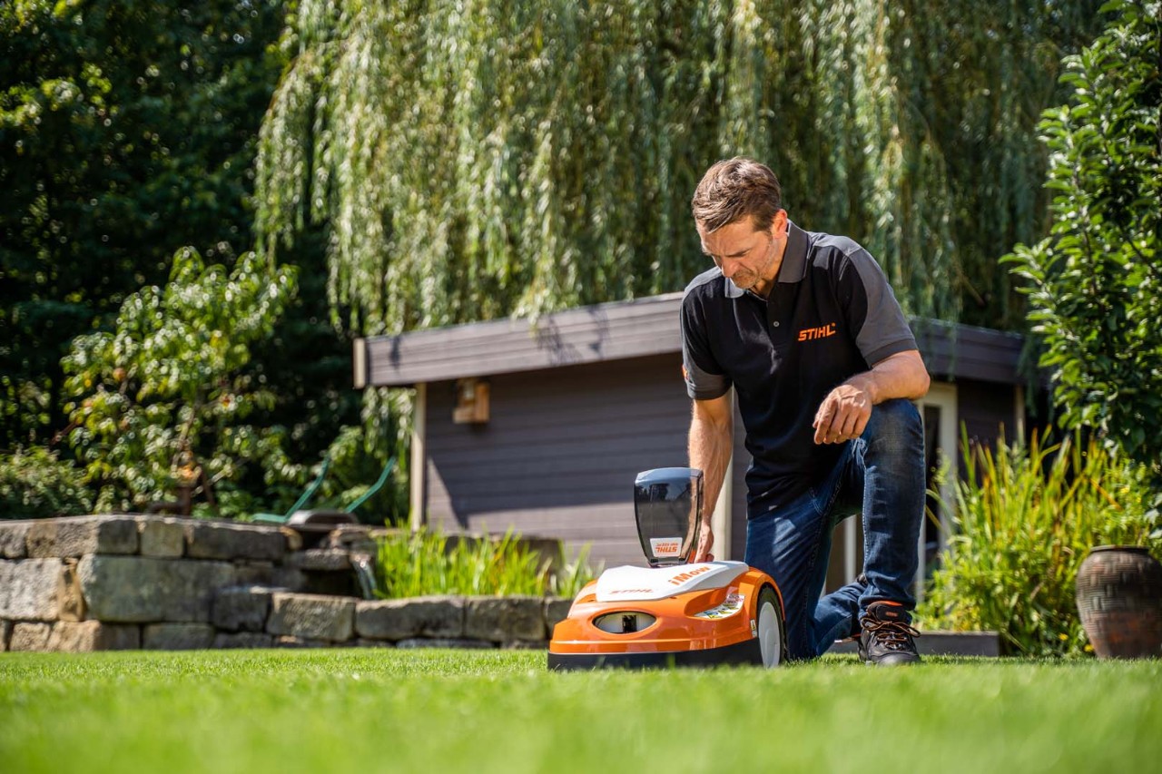 STIHL-forhandler stiller inn klippetider på STIHL iMOW® RMI 422 robotgressklipper 