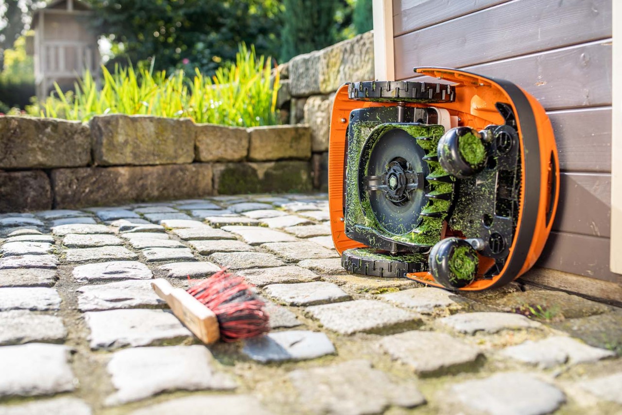 STIHL iMOW® robotgressklipper vippet på siden, klar for rengjøring