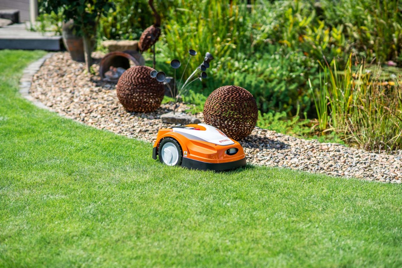 STIHL iMOW® 422 robotgressklipper på grønt gress før vedlikehold