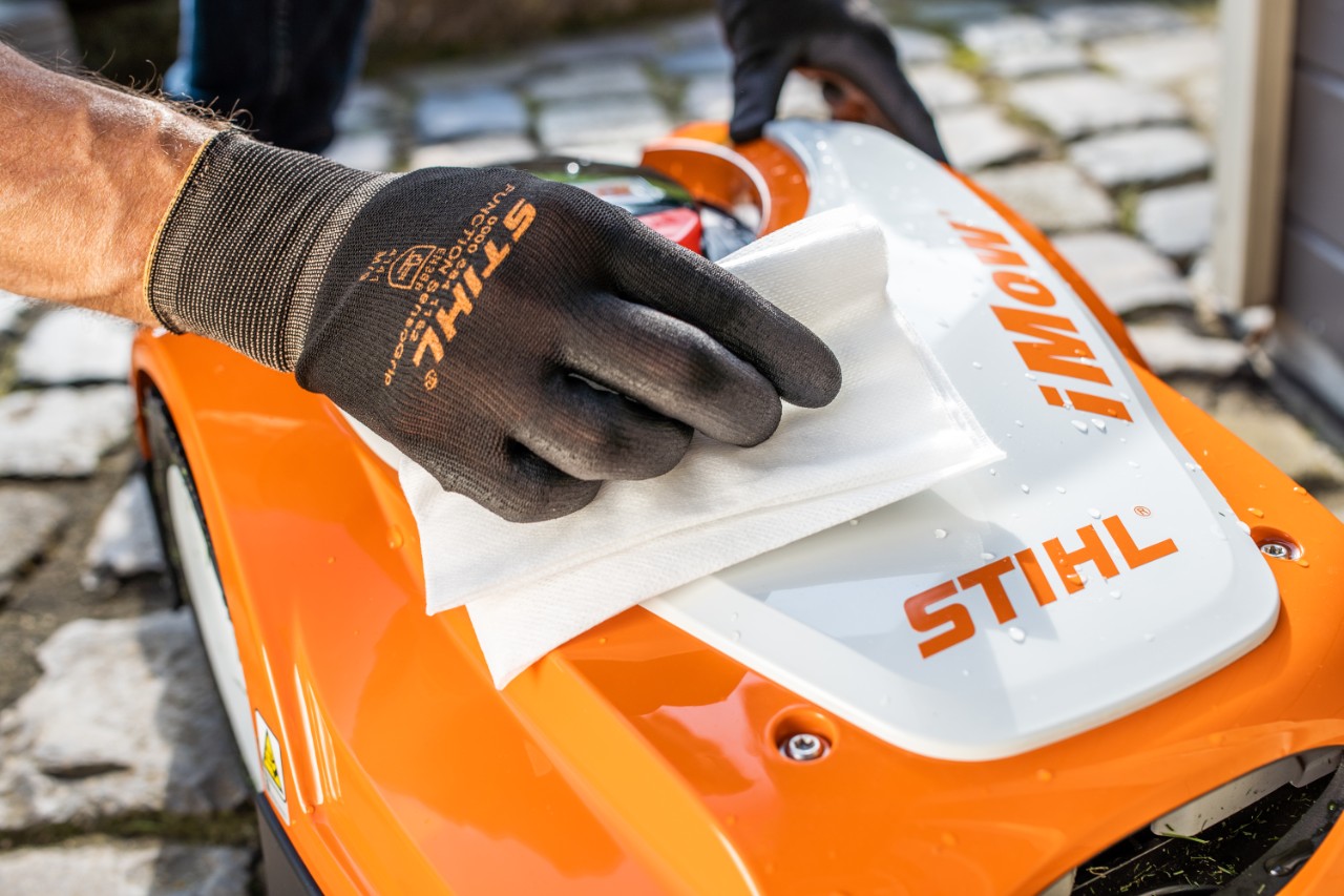  Rengjøring av STIHL iMOW® 422 robotgressklipper med klut og klargjøring for vinteren