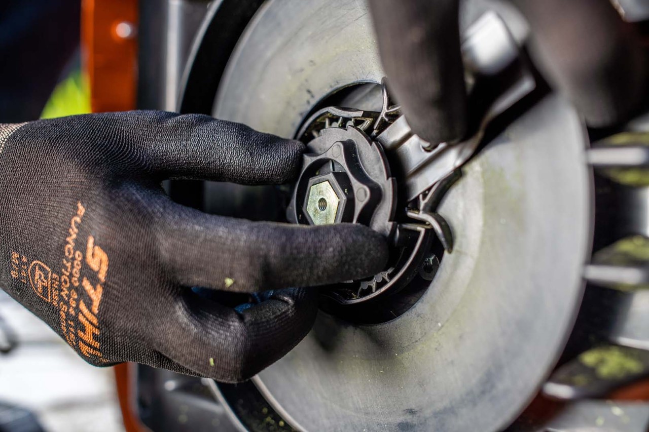 Nærbilde av klippeaggregatet til en STIHL iMOW® robotgressklipper under montering